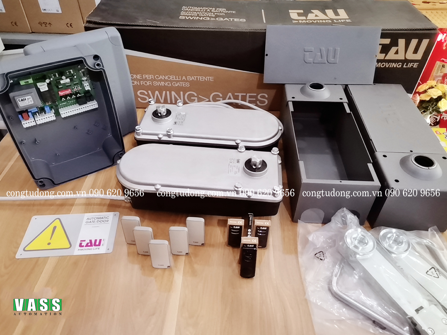 motor-am-san-r18-tau-cho-cong-4-canh-dong-mo-tu-dong